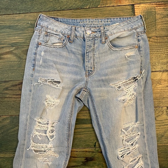 American Eagle Outfitters size 2 ripped Tom girl jean mid-rise - Picture 2 of 3